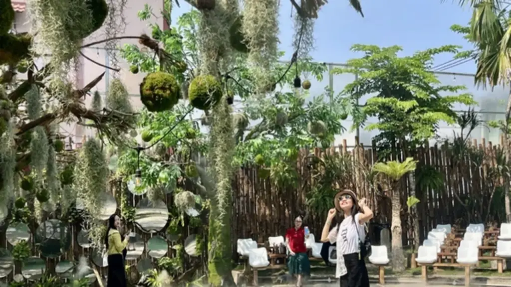 Giới trẻ TP.HCM rủ nhau 'lạc vào rừng' tại quán cà phê rộng hơn 1.000 m&sup2;