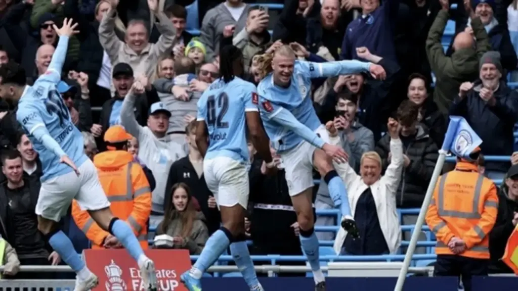 Haaland lập hattrick, Man City 'hủy diệt' Liverpool trong ngày HLV Guardiola ngồi khán đài