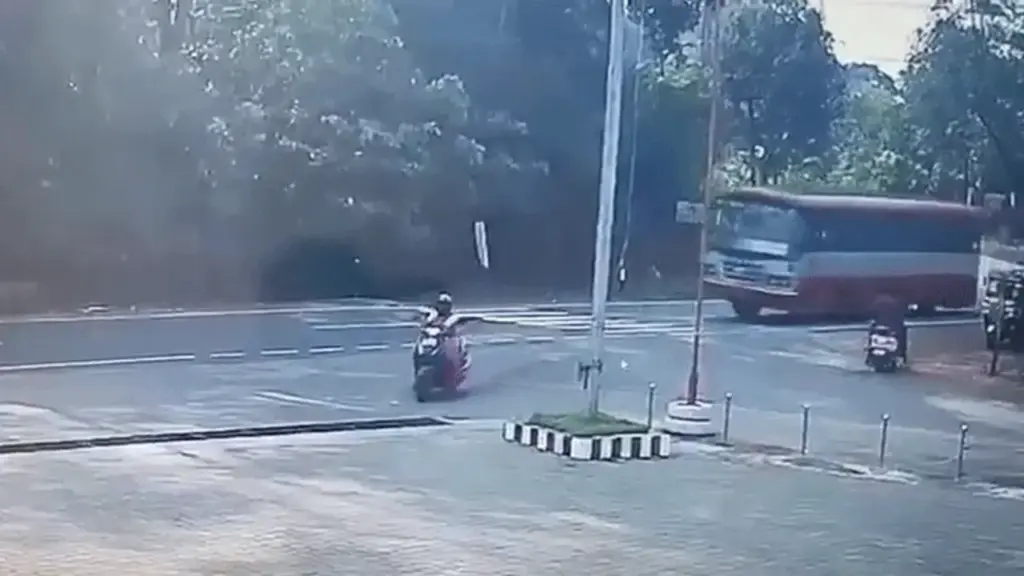 Hai chị em rơi khỏi xe buýt khi trên đường đi thi