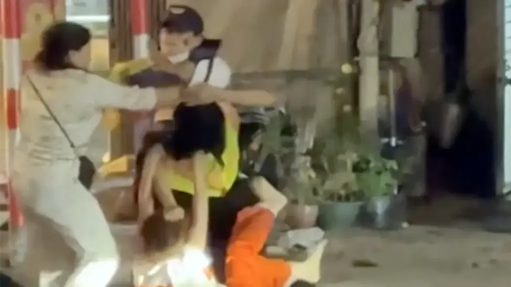 Hai nhân viên gác chắn đường sắt bị hành hung