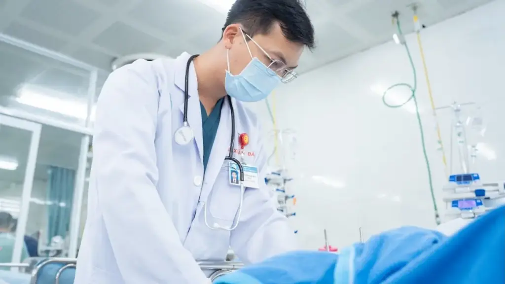 Hai thợ lặn gãy xương, dập phổi trong vụ xe khách lao xuống vực