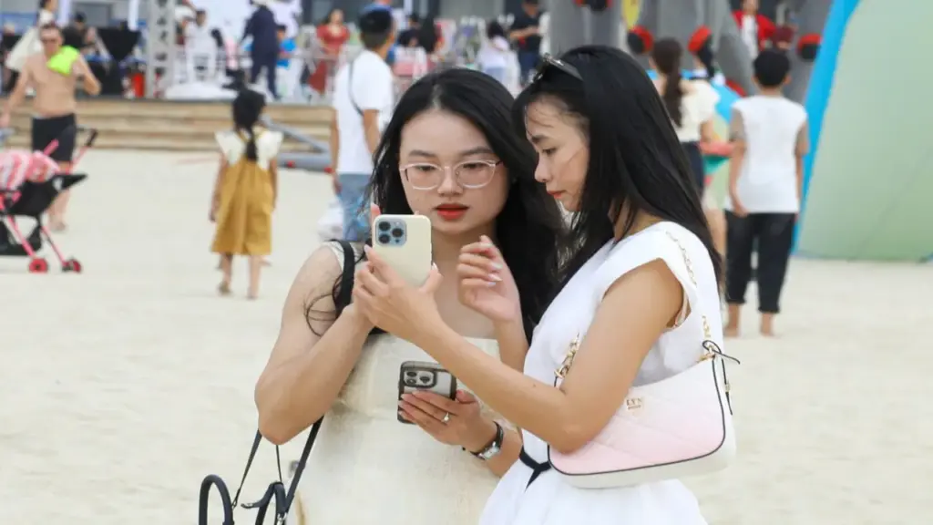 Hàng ngàn du khách đổ về biển Đà Nẵng dịp nghỉ lễ Giỗ Tổ