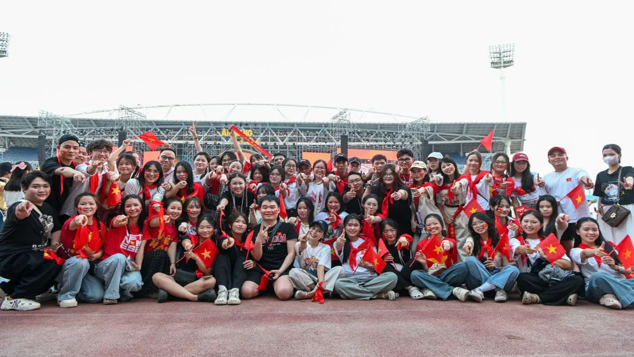 Hàng nghìn khán giả chờ xem concert 'Âm vang Tổ Quốc'