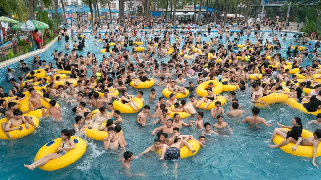 Hàng nghìn người đổ về công viên nước Hồ Tây ngày đầu mở cửa