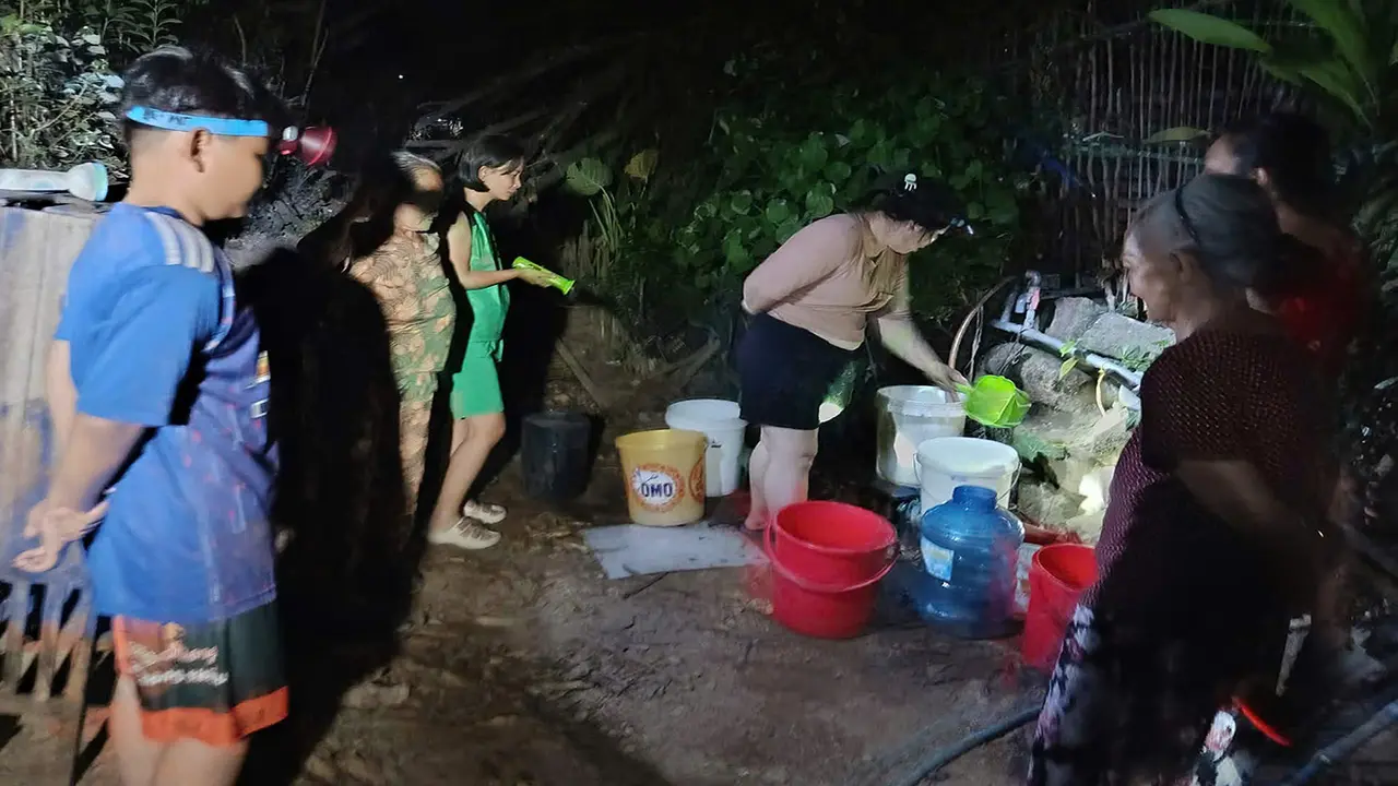 Hàng trăm người 'mót' nước sạch giữa mùa khô