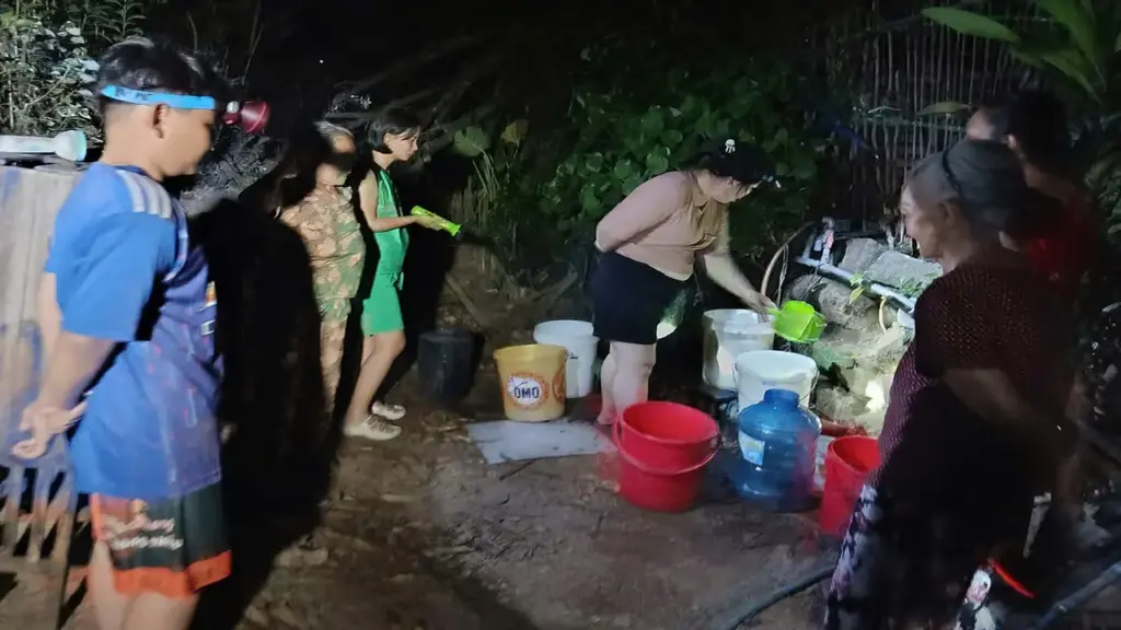 Hàng trăm người thiếu nước sạch giữa mùa khô