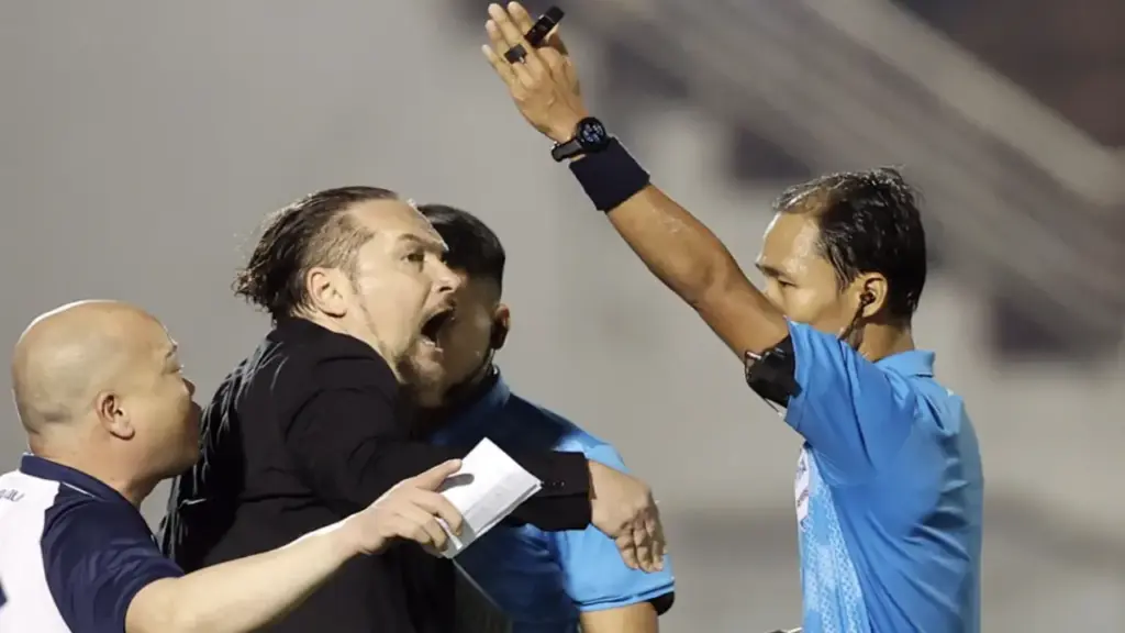 HLV Popov gọi trọng tài là ‘sát thủ chuyên nghiệp’