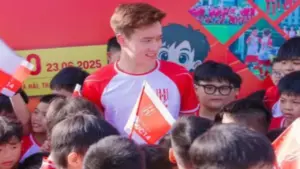 Hoàng Đức vắng mặt đột xuất, áo ấm vẫn đến trường