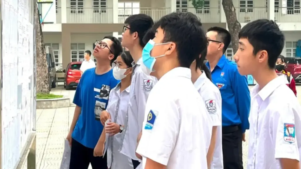 Học sinh đăng ký thi lớp 10 được cập nhật 'tỷ lệ chọi' liên tục