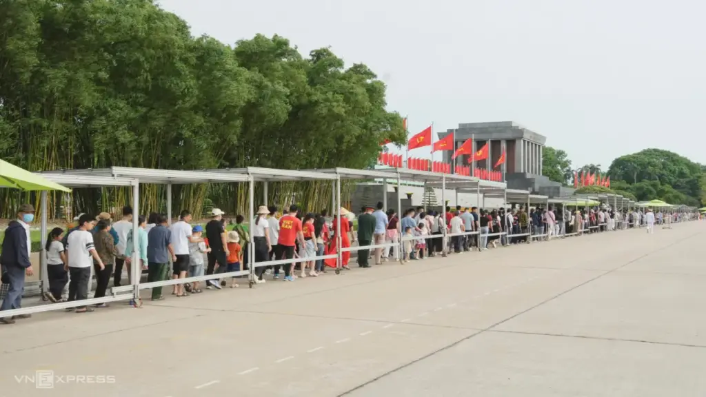 Hơn 20.000 người viếng Lăng Chủ tịch Hồ Chí Minh sáng 30/4