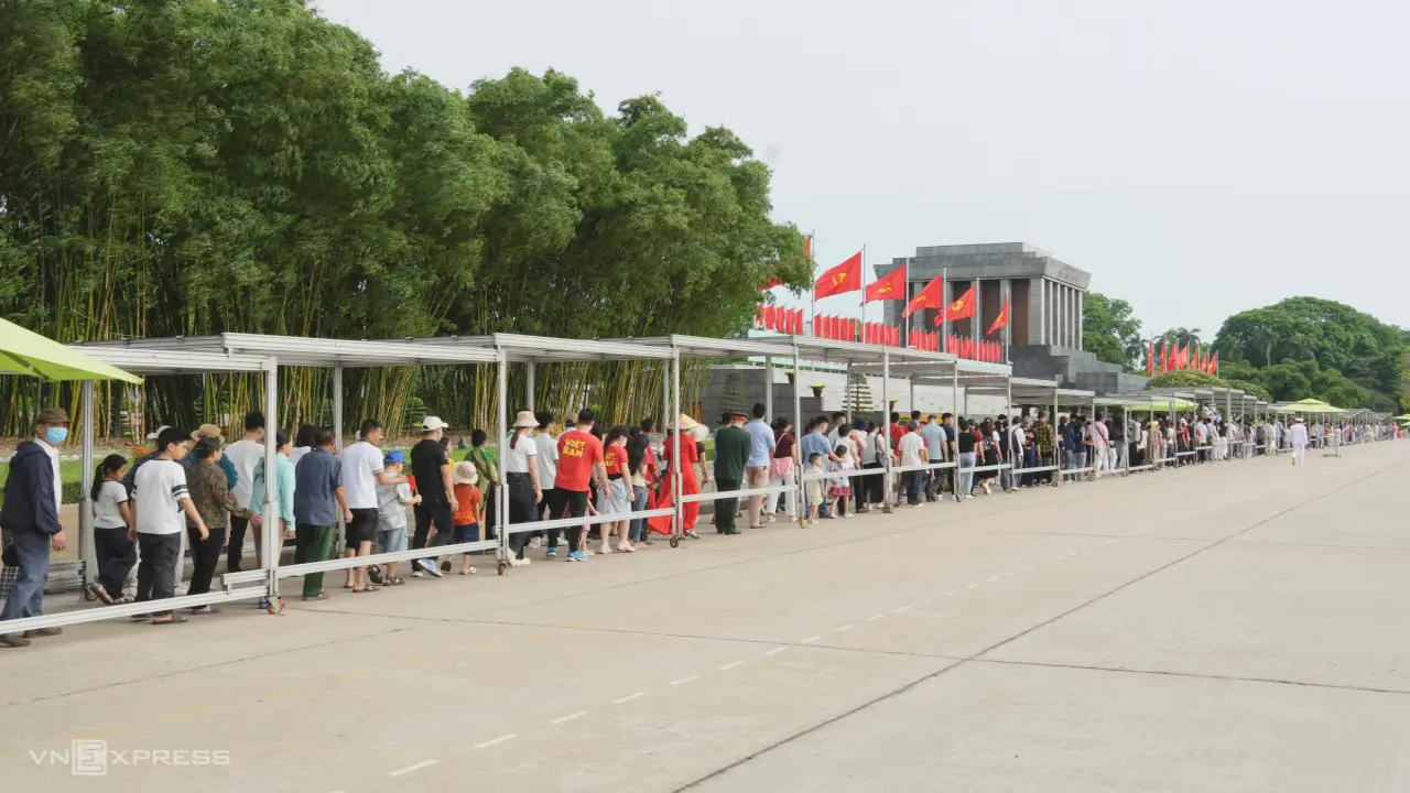 Hơn 20.000 người viếng Lăng Chủ tịch Hồ Chí Minh sáng 30/4