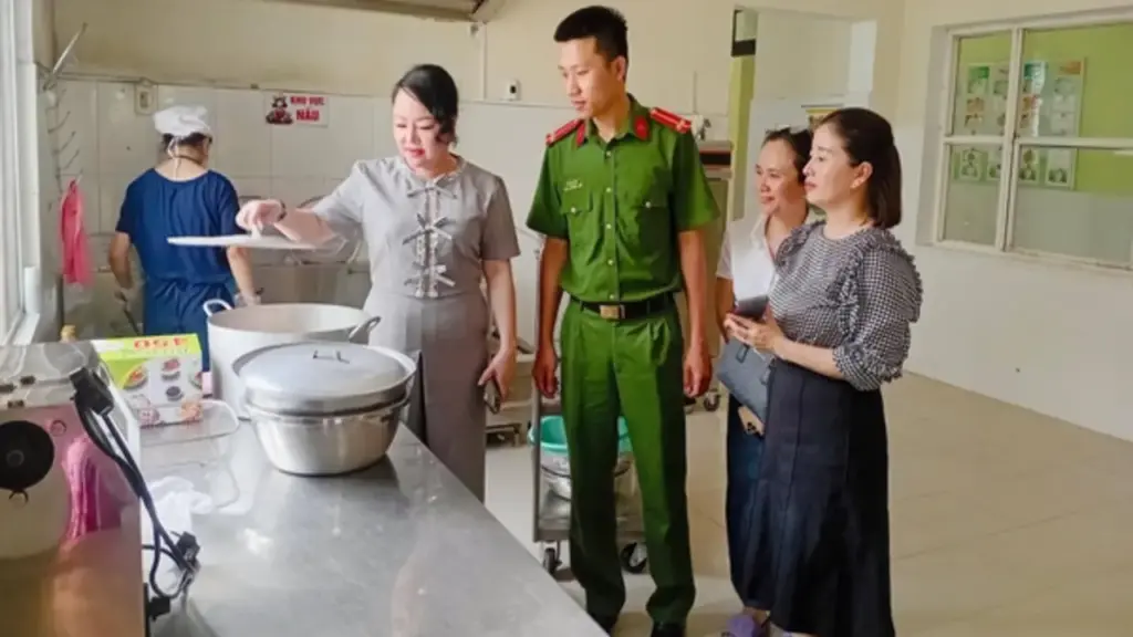 Huế kiểm tra đột xuất an toàn thực phẩm tại các bếp ăn của nhiều trường học