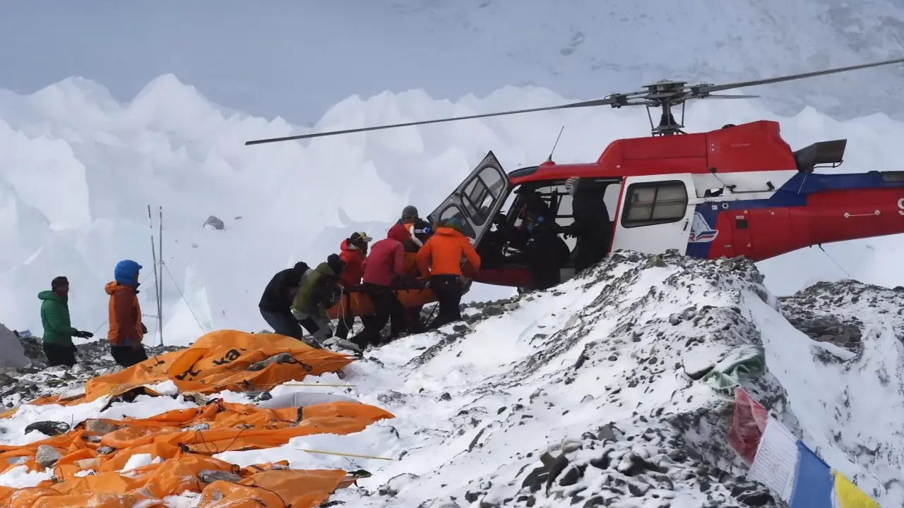 Hướng dẫn viên đầu độc người leo núi Everest để dàn dựng cứu hộ giả