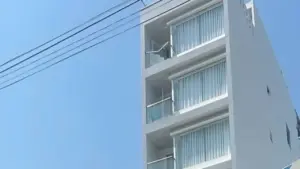 Hy hữu: Nam thanh niên thoát chết dù rơi từ tầng 7 tòa nhà ở Nha Trang
