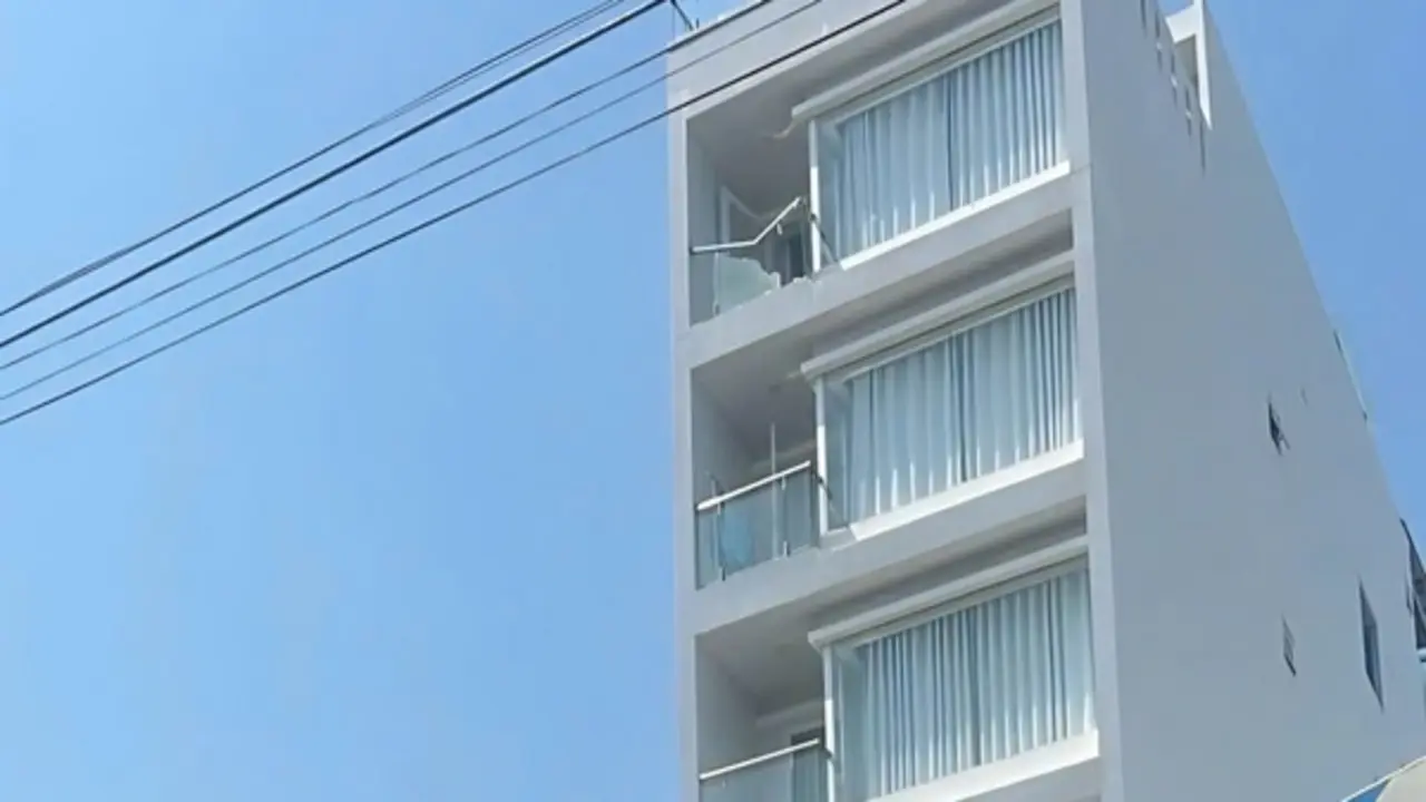 Hy hữu: Nam thanh niên thoát chết dù rơi từ tầng 7 tòa nhà ở Nha Trang