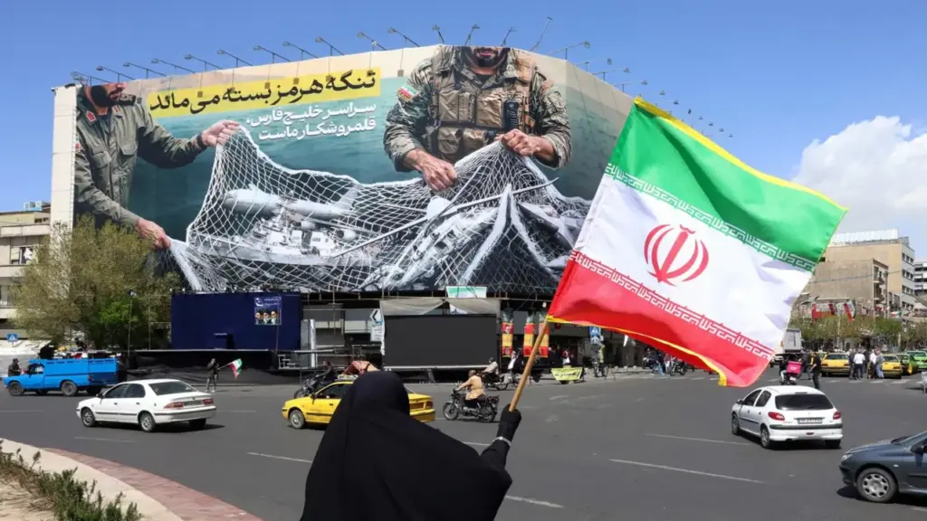 Iran cảnh báo ông Trump: Đầu hàng hoặc về 'thời kỳ đồ đá'