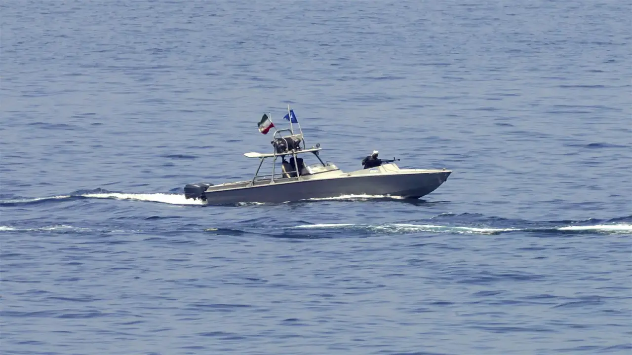 Iran 'rải thêm thủy lôi' ở eo biển Hormuz