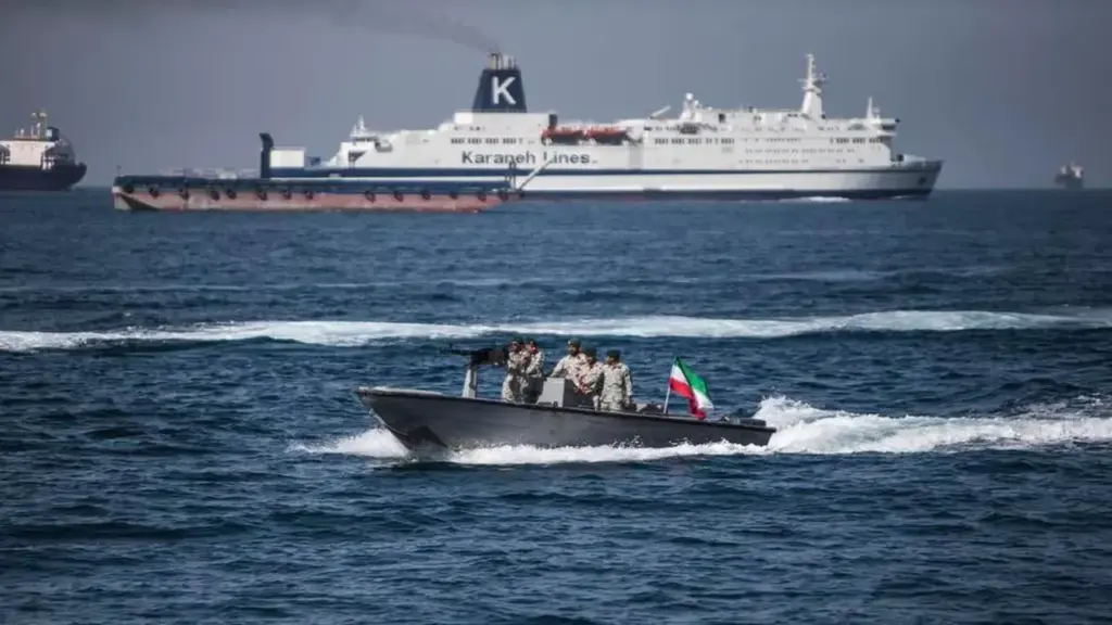 Iran thu khoản phí đầu tiên từ eo biển Hormuz, bất chấp phong tỏa của Mỹ