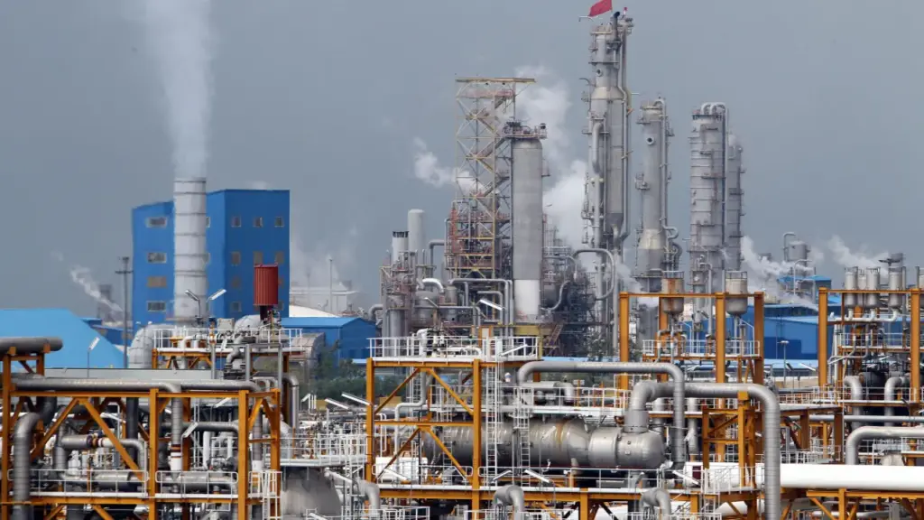 Israel tấn công nhà máy hóa dầu lớn nhất Iran