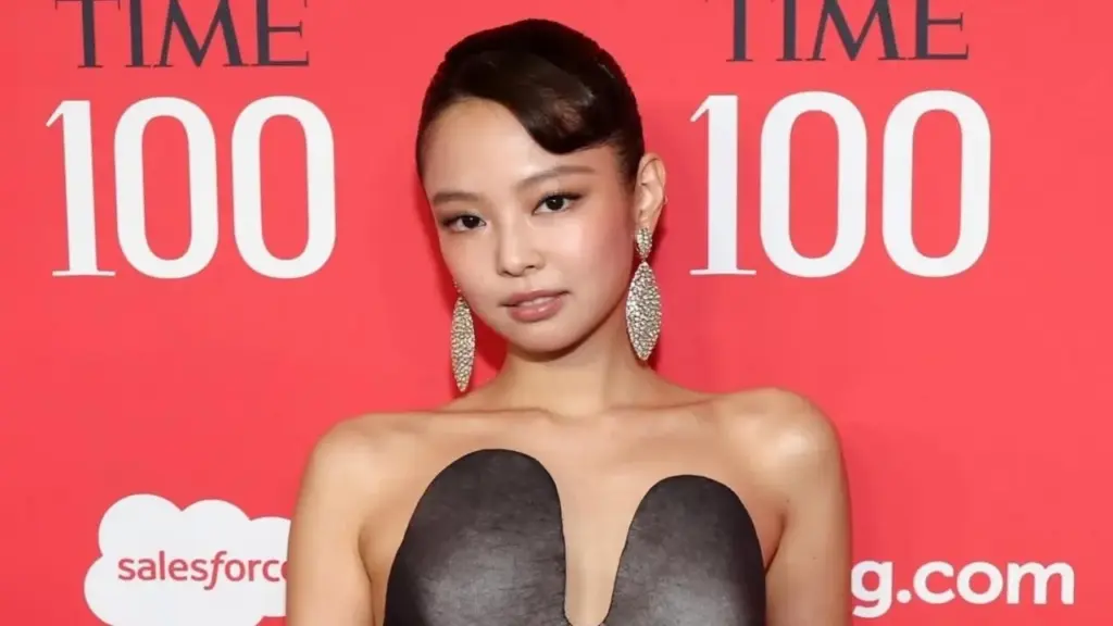Jennie diện đầm siêu thực bên dàn sao
