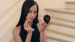 Jisoo (BlackPink) 'chơi lớn', tặng túi Dior cho nhân viên