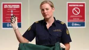 Khách kém tiếng Anh có bị hải quan sân bay kiểm tra điện thoại?