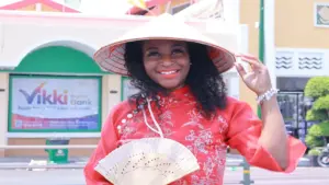 Khách Mỹ làm nail, ăn phở ở Việt Nam, nói