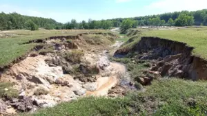 Khi doanh nghiệp khai thác khoáng sản tính 'chạy làng'?