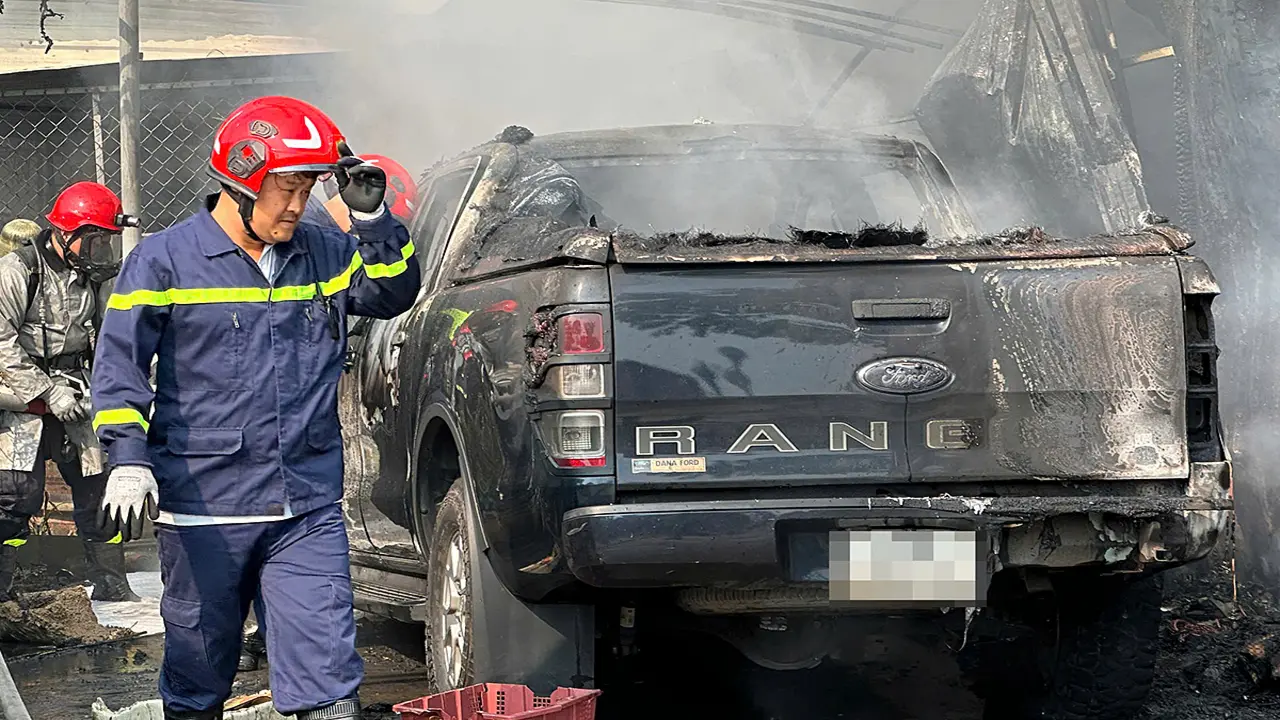Kho hàng bốc cháy, thiêu rụi xe Ford Ranger