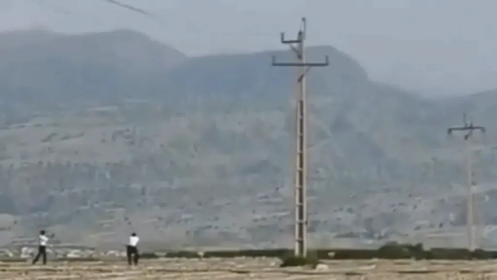 Khoảnh khắc trực thăng Mỹ bị nhắm bắn khi bay thấp ở Iran