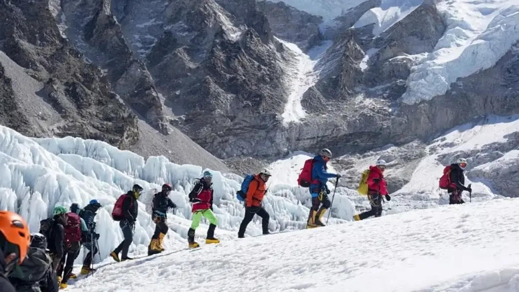 Khối băng khổng lồ chặn đường lên đỉnh Everest