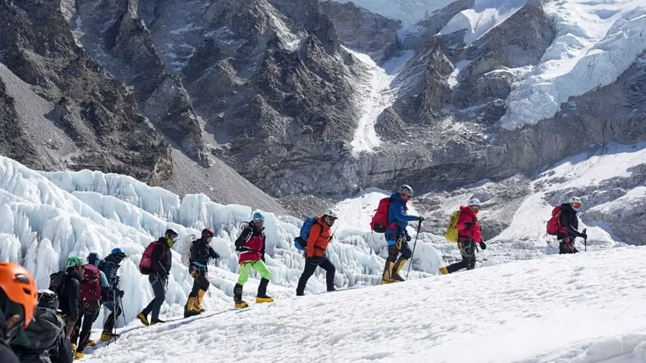 Khối băng khổng lồ chặn đường lên đỉnh Everest