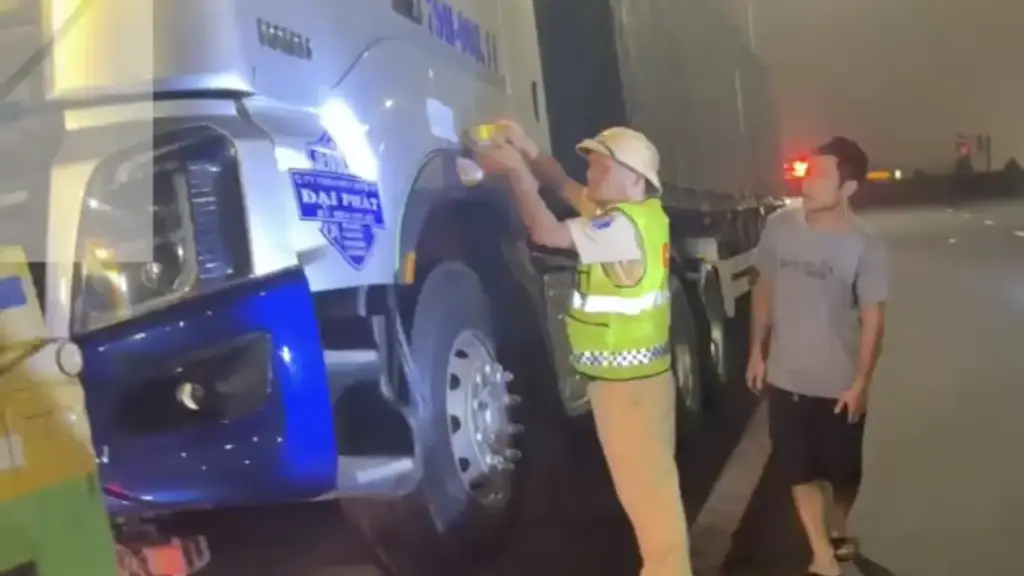 Không bằng lái vẫn điều khiển xe đầu kéo chạy trên cao tốc