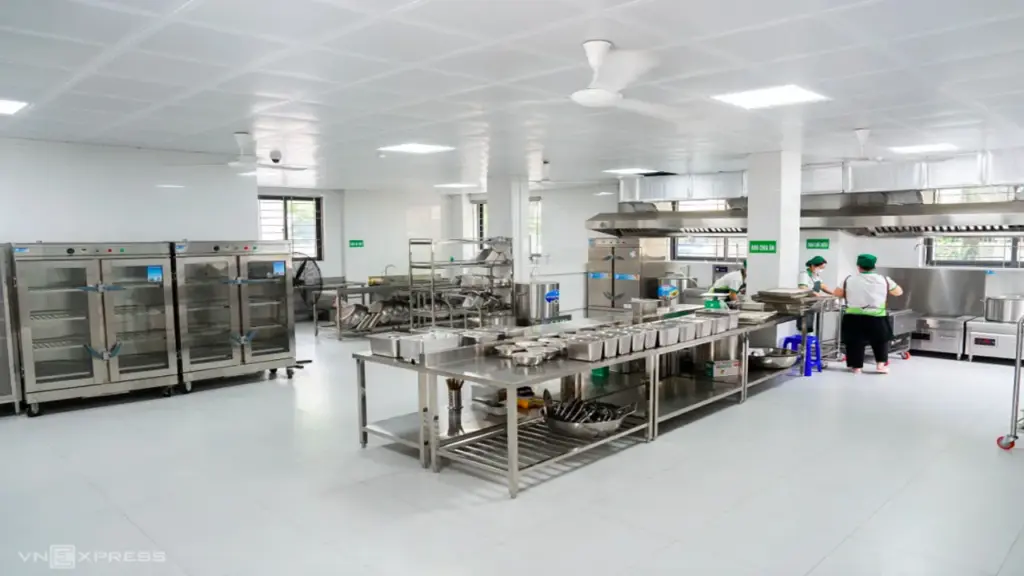 Kiểm tra đột xuất bếp ăn tập thể tại Hà Nội, Ninh Bình