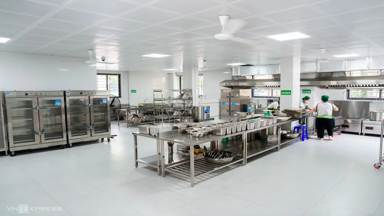 Kiểm tra đột xuất bếp ăn tập thể tại Hà Nội, Ninh Bình sau vụ 300 tấn lợn bẩn