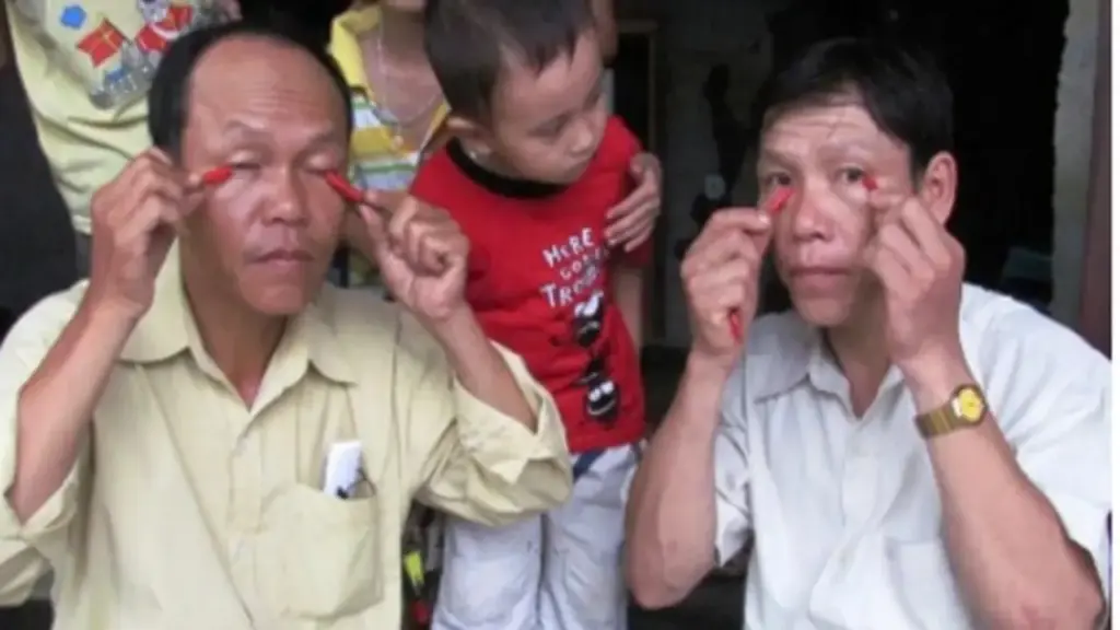 "Kỳ nhân dị sĩ" ăn ớt như rau, chà ớt vào mắt vẫn bình thản, bí ẩn phía sau gây sốc
