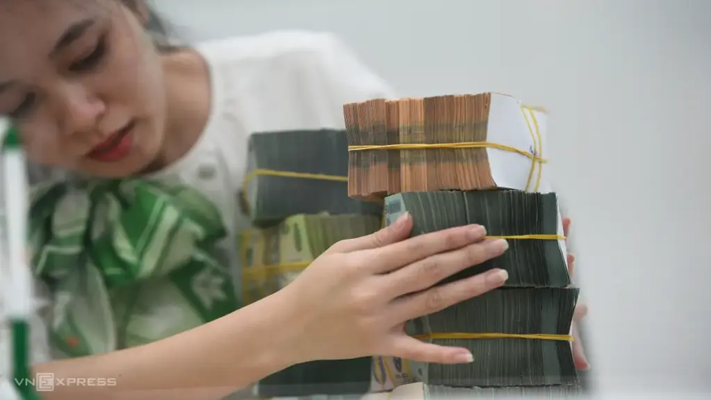 Lãi suất tiết kiệm vượt 9%