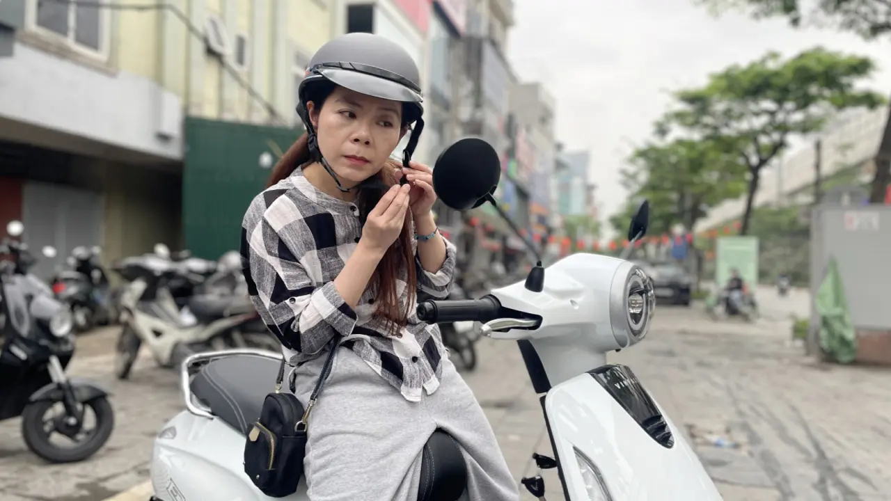 Làn sóng chuyển sang xe máy điện của các gia đình Hà Nội