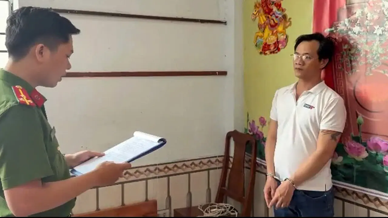 Lập kế hoạch lừa tiền bạn học cũ sau lần họp lớp