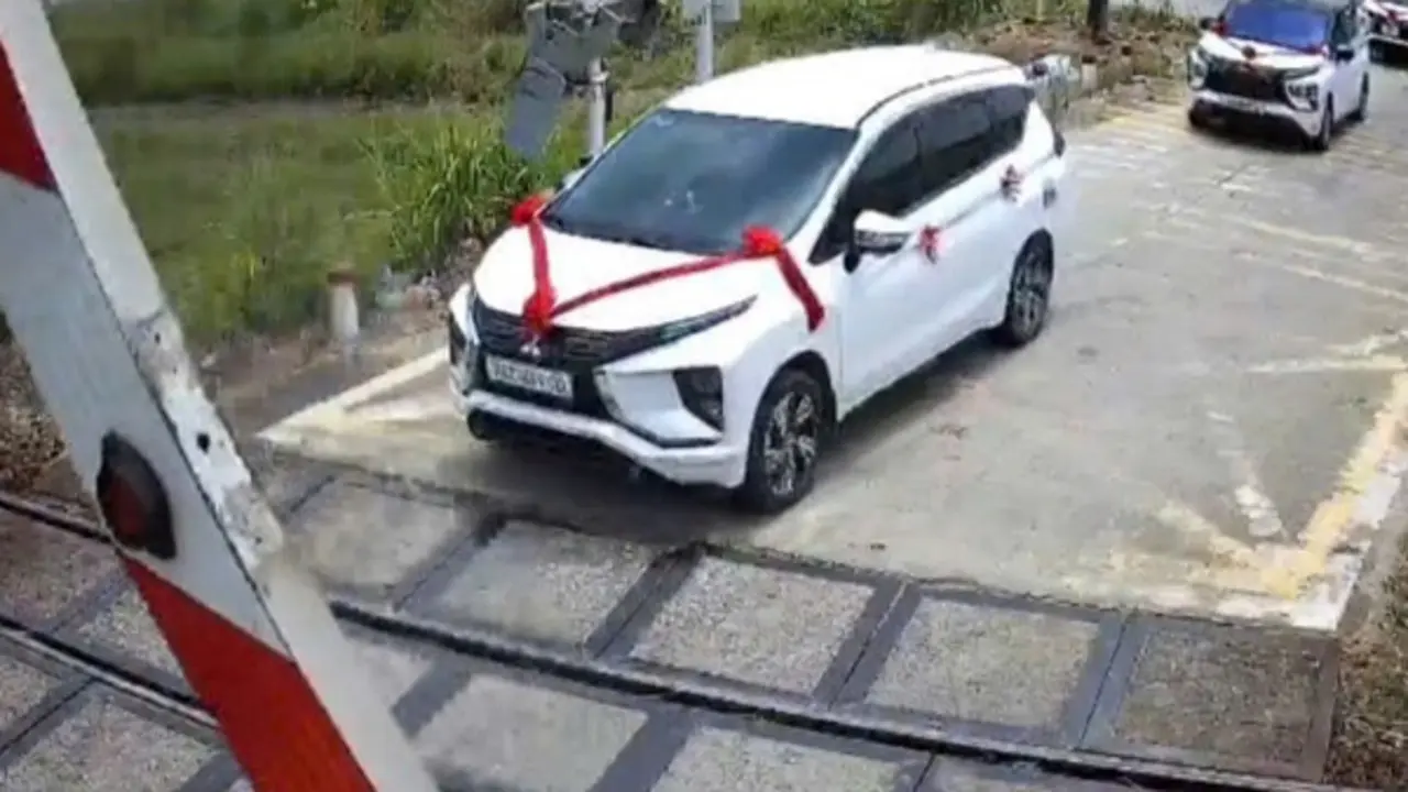 ‘Liều mình’ vượt đèn đỏ băng qua đường sắt, tài xế xe đám cưới bị phạt nặng