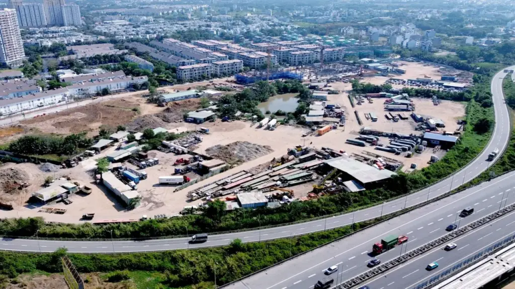 Loạt bãi xe container gây tắc nghẽn đường Võ Chí Công: Các phường đang xử lý dứt điểm vi phạm