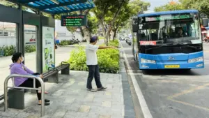Miễn phí xe buýt, người dân mong không bị 'kẹt' ở trạm vì hàng rong