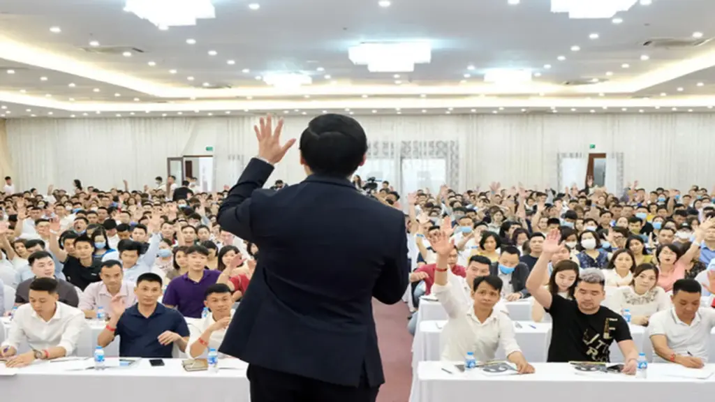Một công ty dừng bán khóa học ‘dạy làm giàu’, chủ tịch là diễn giả nổi tiếng từ chức