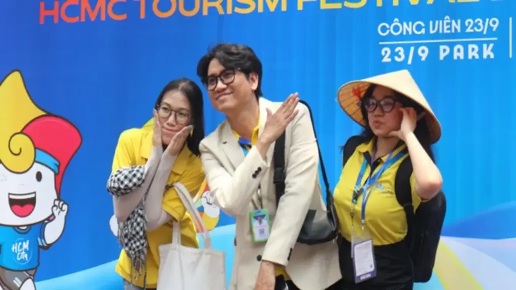 Muốn săn tour giá tốt giữa mùa giá leo thang, người trẻ tìm đến địa điểm này