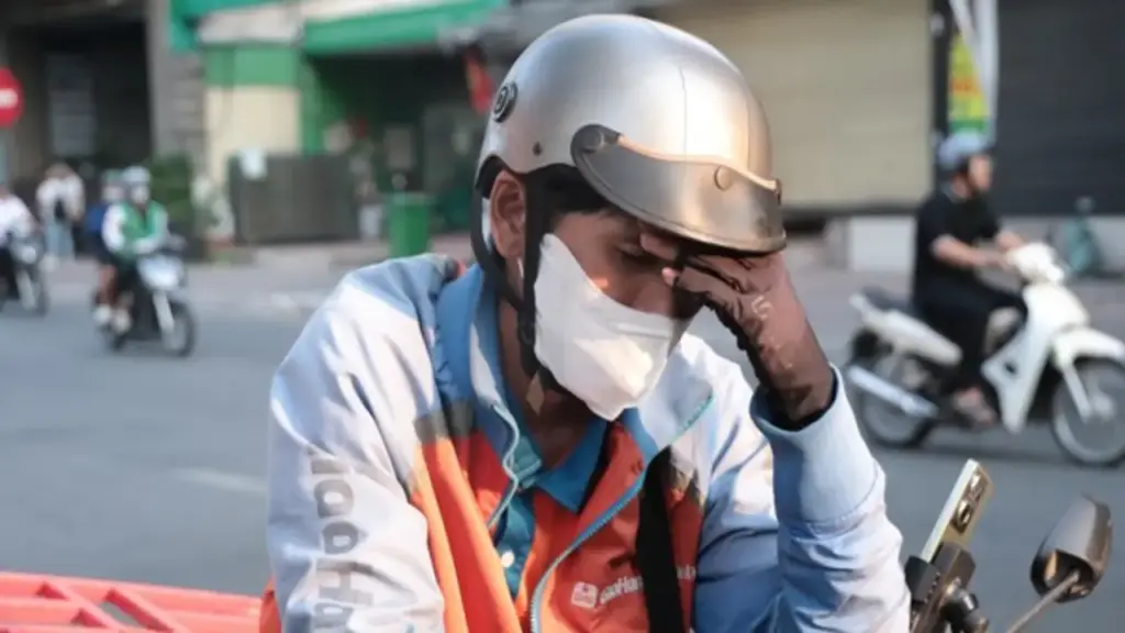 Mưu sinh dưới nắng nóng ở TP.HCM: Uống nước liên tục vẫn kiệt sức