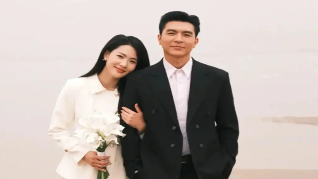 "Nam thần" Steven Nguyễn đàn hát bài 50 năm về sau tặng Minh Trang gây bão