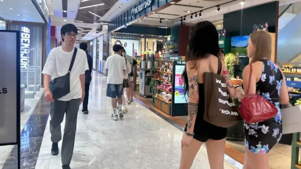 Nắng nóng chạm ngưỡng 40 độ, người trẻ rủ nhau sống về đêm