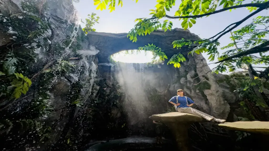 Ngắm thác nước cao 6,5 m trong quán cà phê ở TP HCM