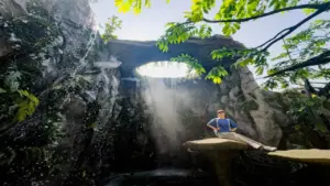 Ngắm thác nước cao 6,5 m trong quán cà phê ở TP HCM