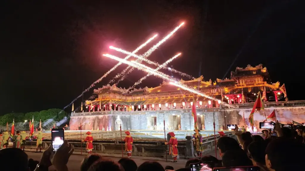 Ngàn người đổ về Đại Nội Huế xem 'Hoàng cung huyền ảo'